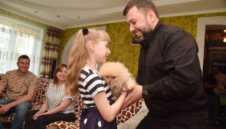 Денис Пушилин передал юной жительнице Енакиево подарок от Президента России