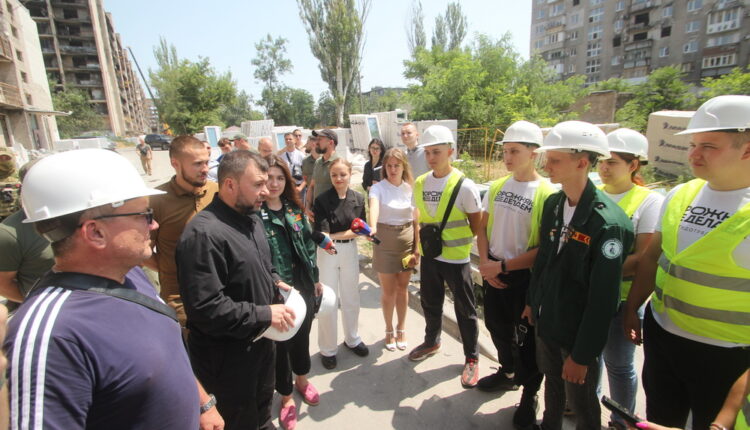 Денис Пушилин встретился с участниками студенческих стройотрядов и передал им два автомобиля