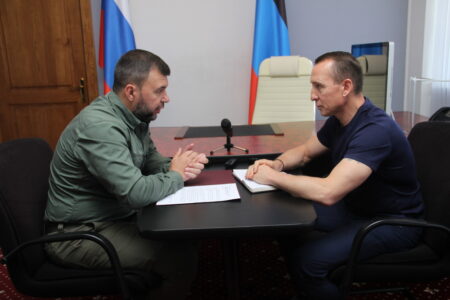Денис Пушилин провел совещание с Николаем Цигановым по вопросам восстановления жилья в Макеевке, поврежденного обстрелами ВФУ